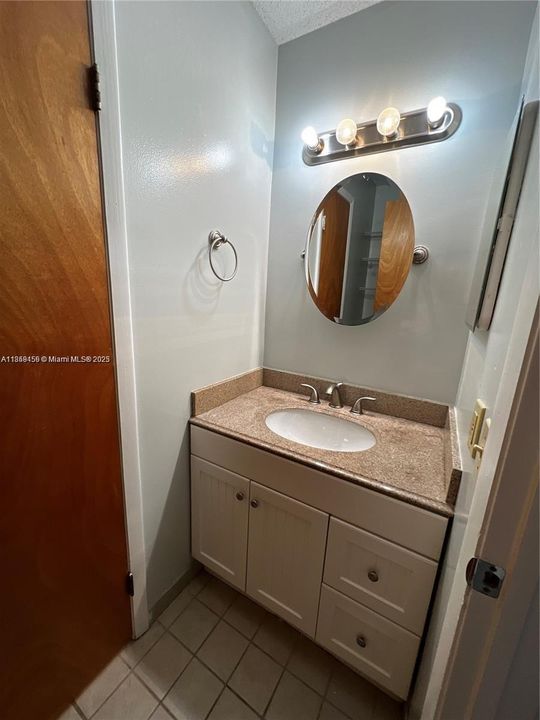 For Sale: $215,000 (2 beds, 1 baths, 863 Square Feet)