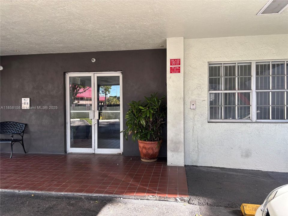 For Sale: $199,900 (1 beds, 1 baths, 771 Square Feet)