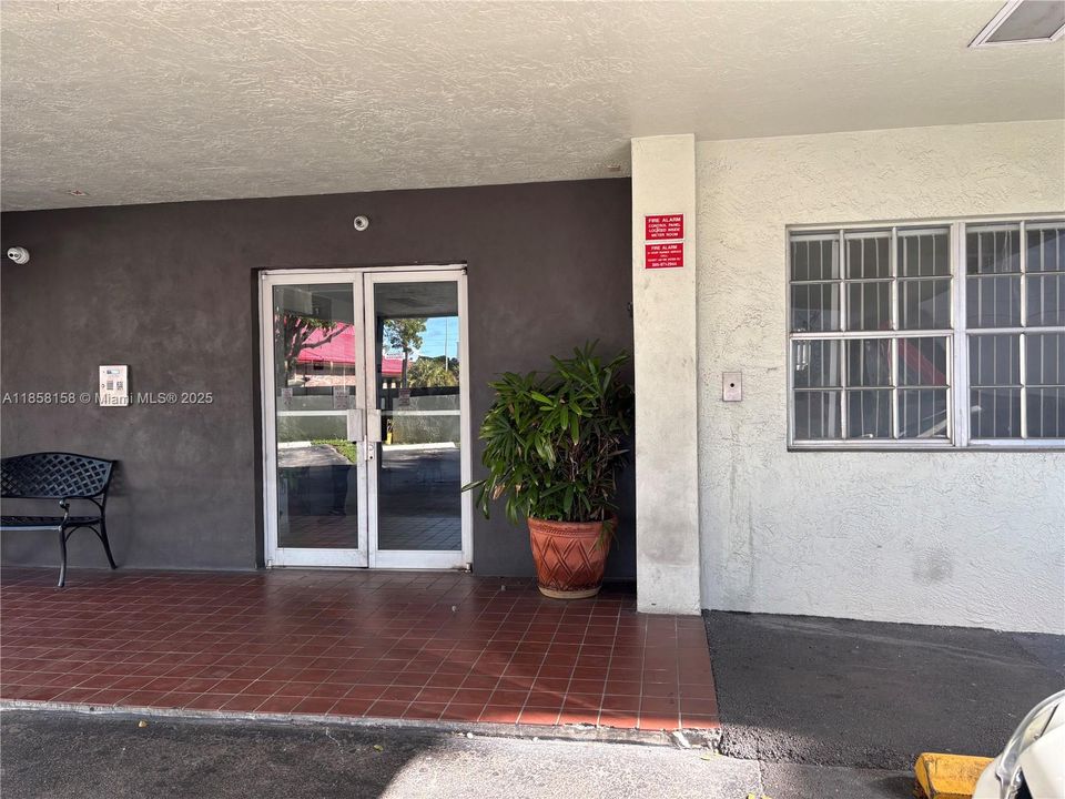 For Sale: $199,900 (1 beds, 1 baths, 771 Square Feet)