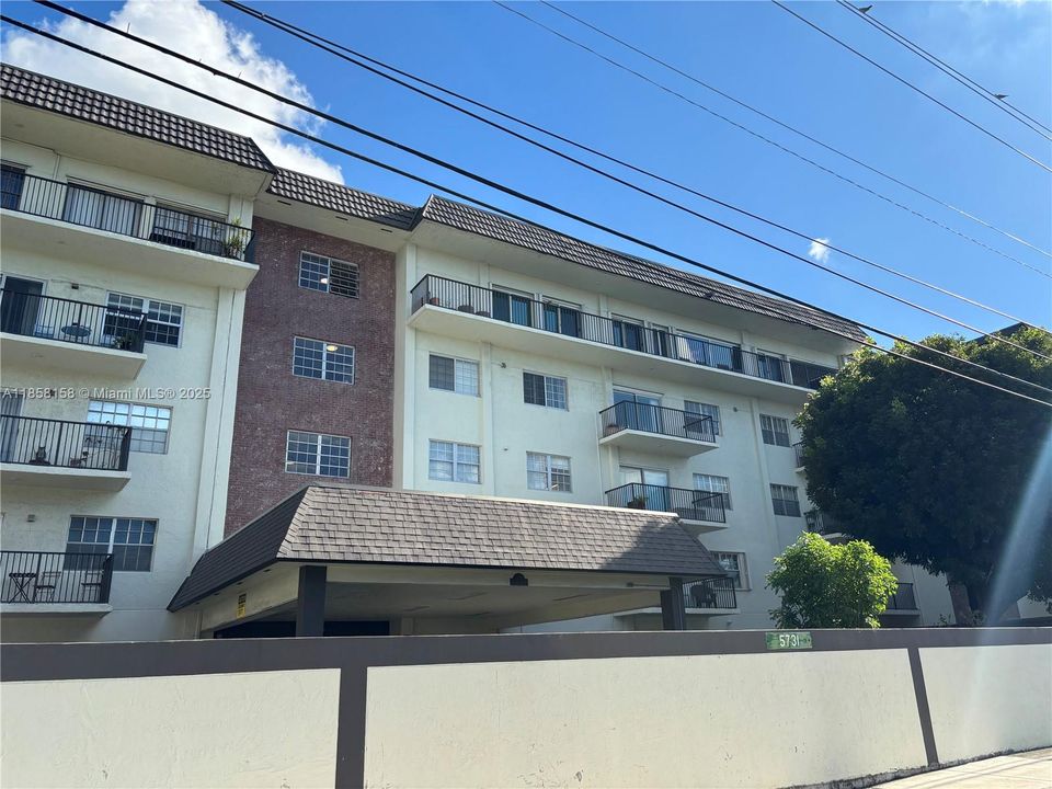 For Sale: $199,900 (1 beds, 1 baths, 771 Square Feet)