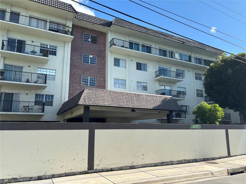 For Sale: $199,900 (1 beds, 1 baths, 771 Square Feet)