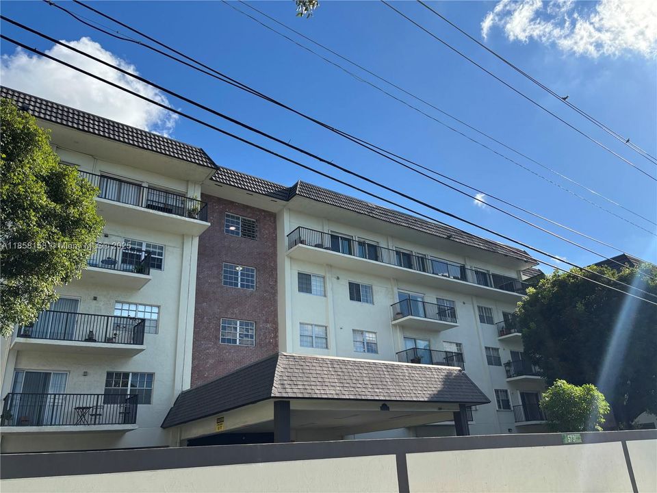 For Sale: $199,900 (1 beds, 1 baths, 771 Square Feet)