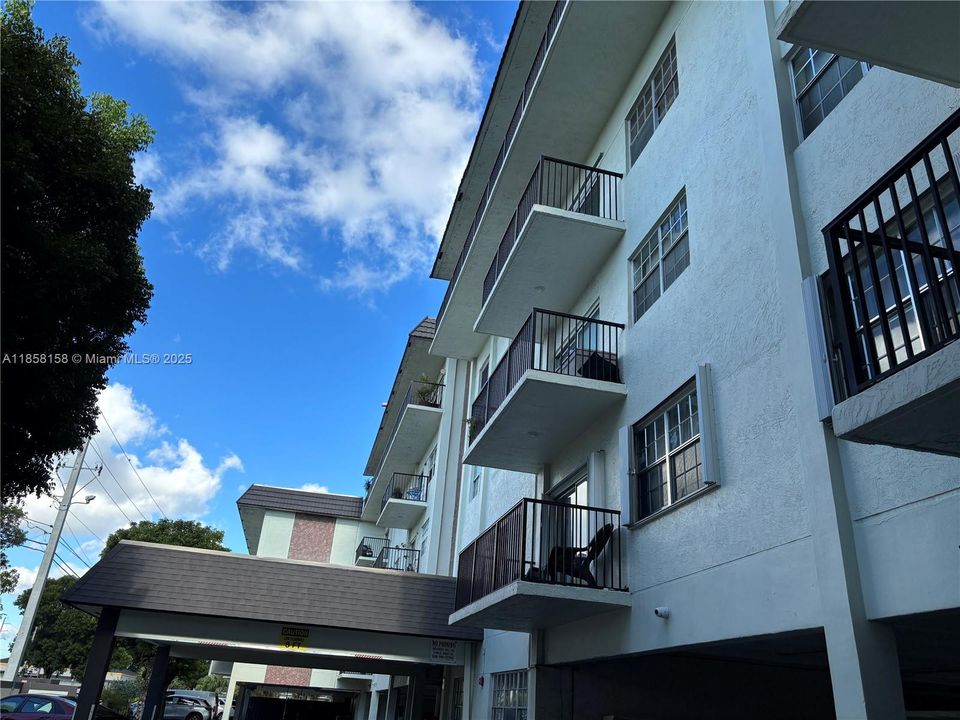 For Sale: $199,900 (1 beds, 1 baths, 771 Square Feet)