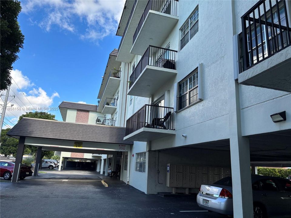 For Sale: $199,900 (1 beds, 1 baths, 771 Square Feet)