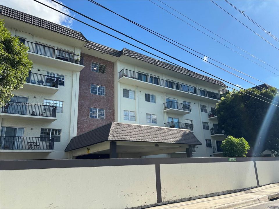 For Sale: $199,900 (1 beds, 1 baths, 771 Square Feet)