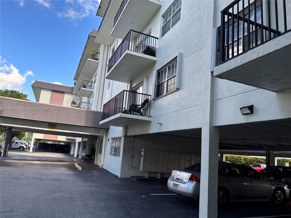 For Sale: $199,900 (1 beds, 1 baths, 771 Square Feet)