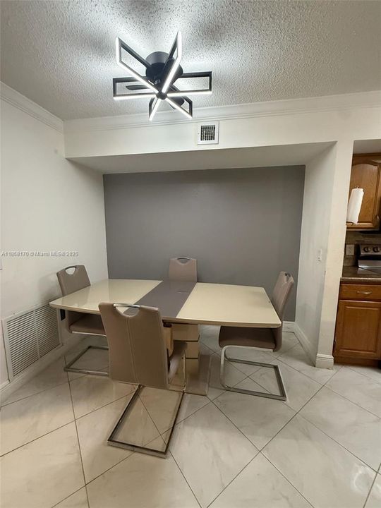 最近售出: $315,000 (3 贝兹, 2 浴室, 1160 平方英尺)