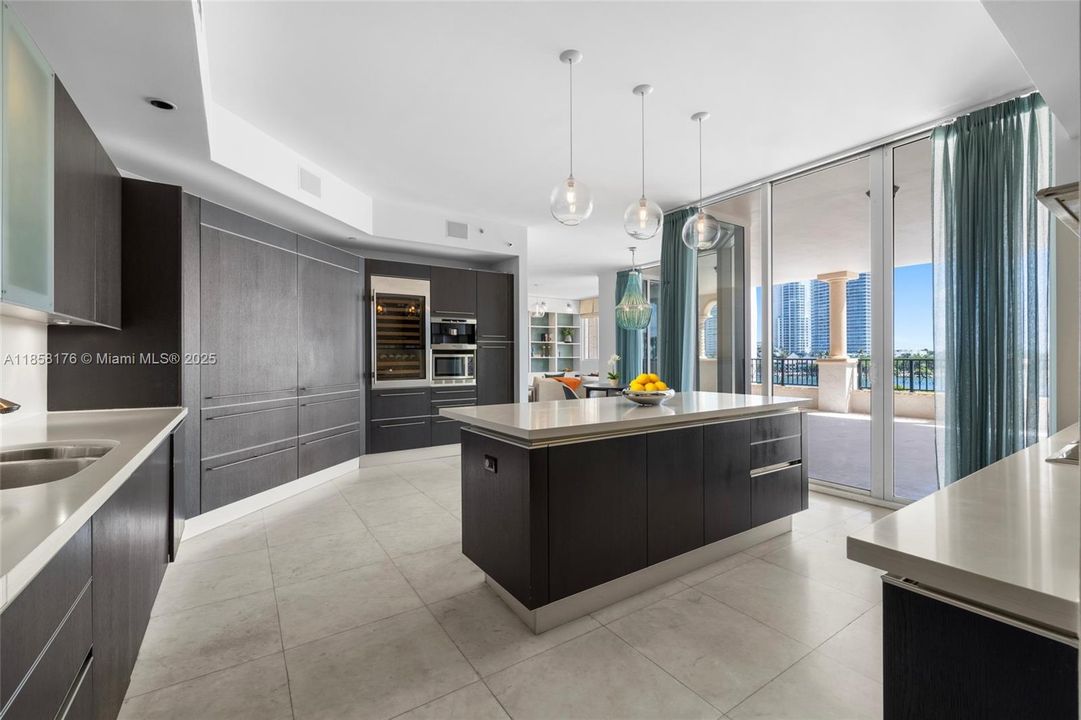 待售: $18,300,000 (6 贝兹, 5 浴室, 7025 平方英尺)