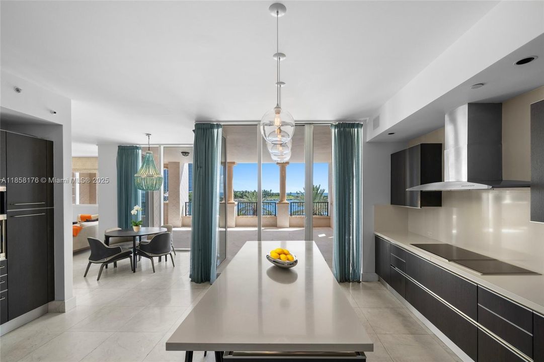 待售: $18,300,000 (6 贝兹, 5 浴室, 7025 平方英尺)