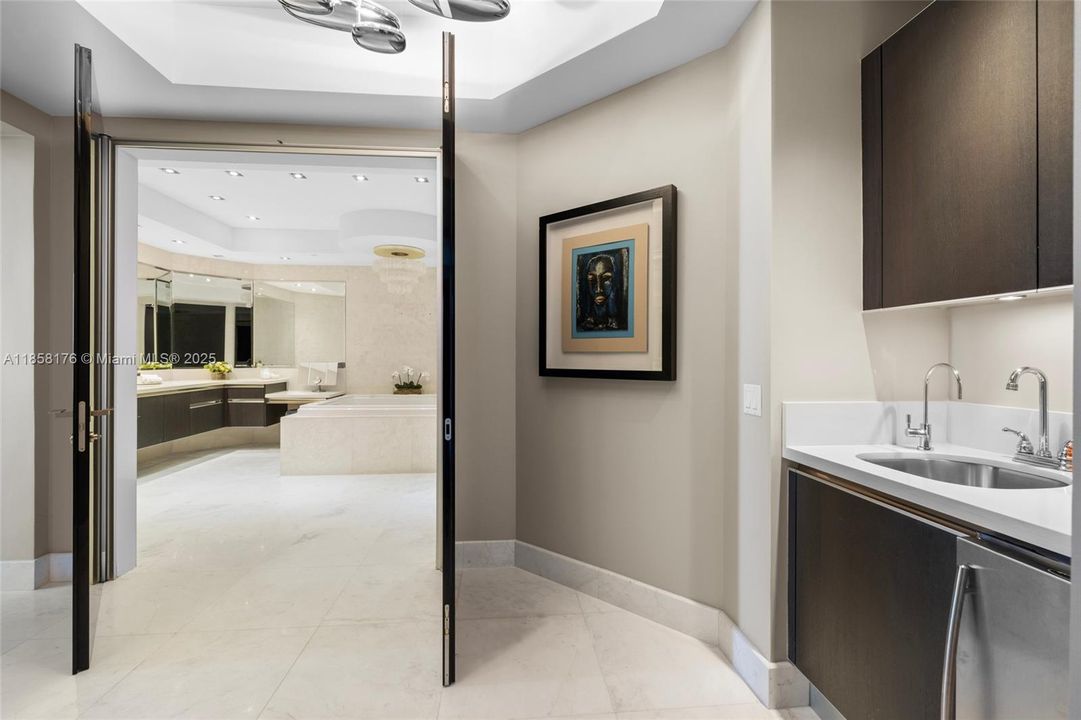 待售: $18,300,000 (6 贝兹, 5 浴室, 7025 平方英尺)