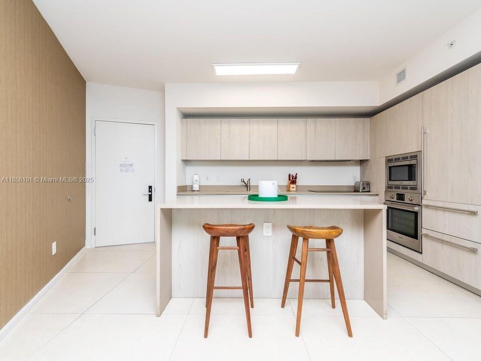 待售: $599,000 (1 贝兹, 1 浴室, 852 平方英尺)