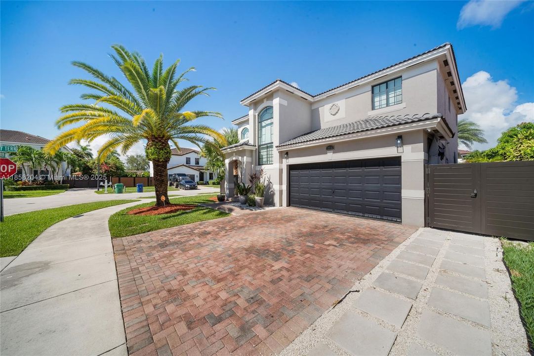 最近租的: $3,500 (4 贝兹, 2 浴室, 2484 平方英尺)