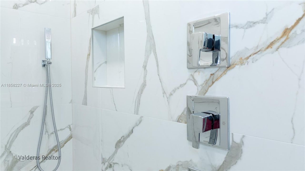 На продажу: $375,000 (3 спален, 2 ванн, 1600 Квадратных фут)