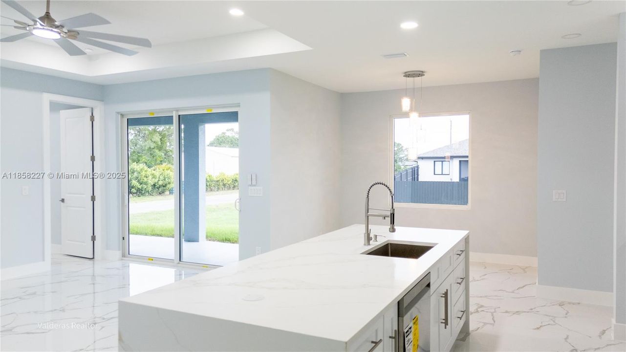 На продажу: $375,000 (3 спален, 2 ванн, 1600 Квадратных фут)