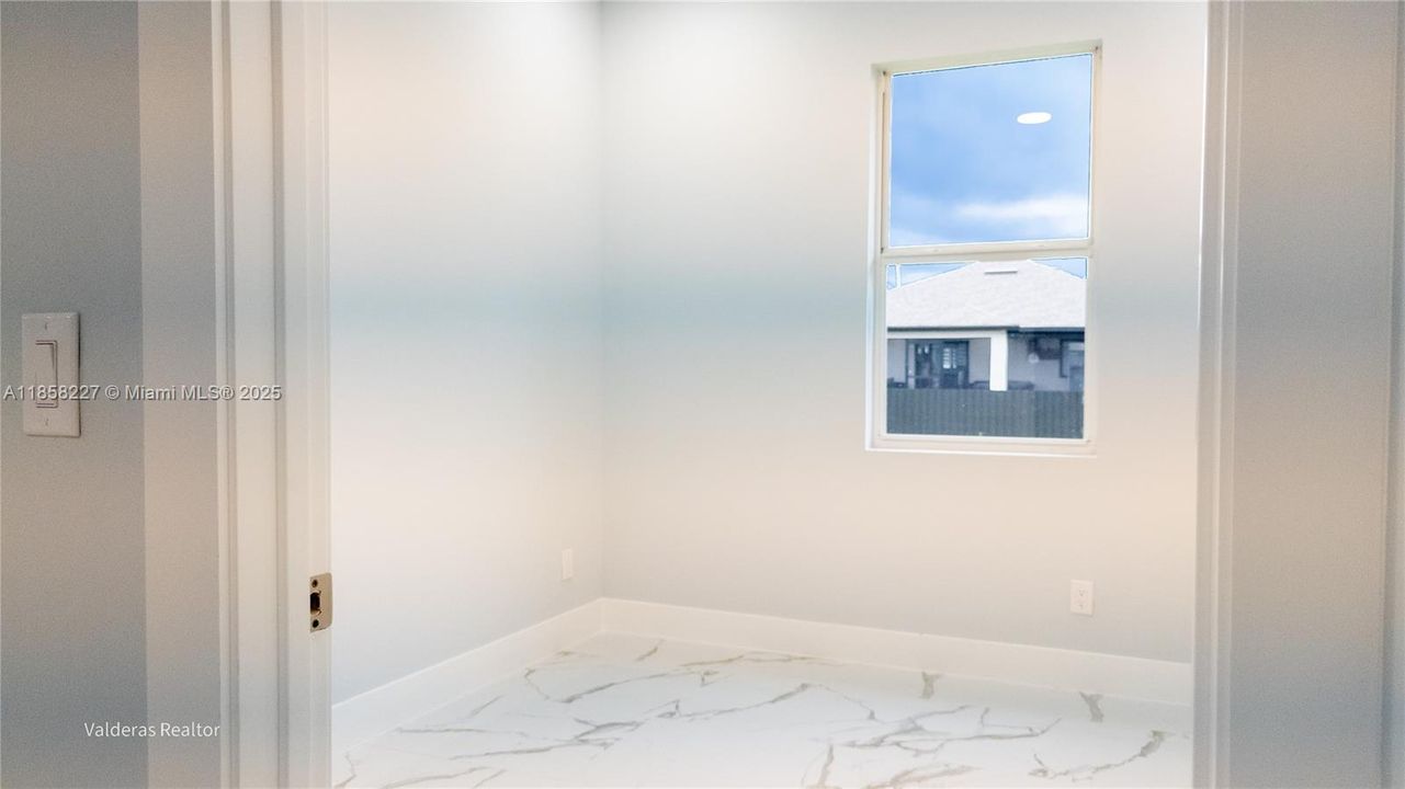 На продажу: $375,000 (3 спален, 2 ванн, 1600 Квадратных фут)