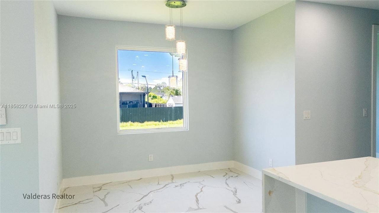 На продажу: $375,000 (3 спален, 2 ванн, 1600 Квадратных фут)