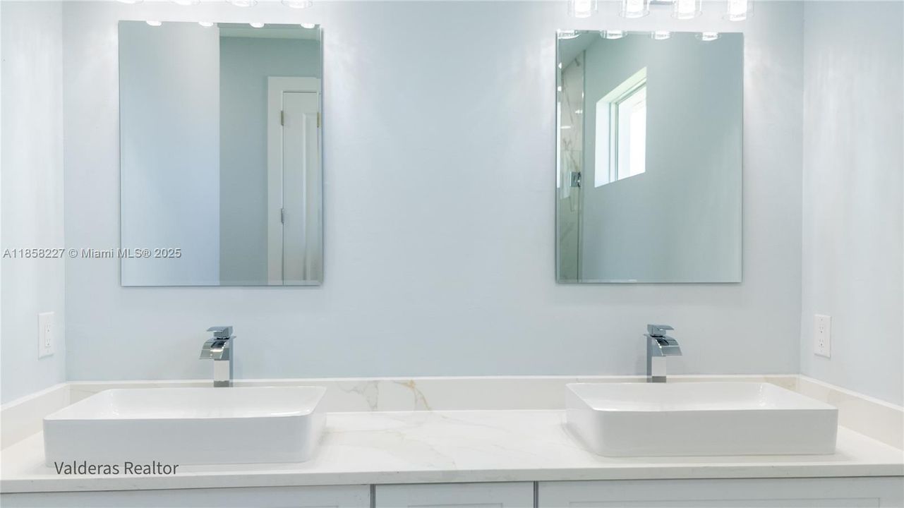 На продажу: $375,000 (3 спален, 2 ванн, 1600 Квадратных фут)