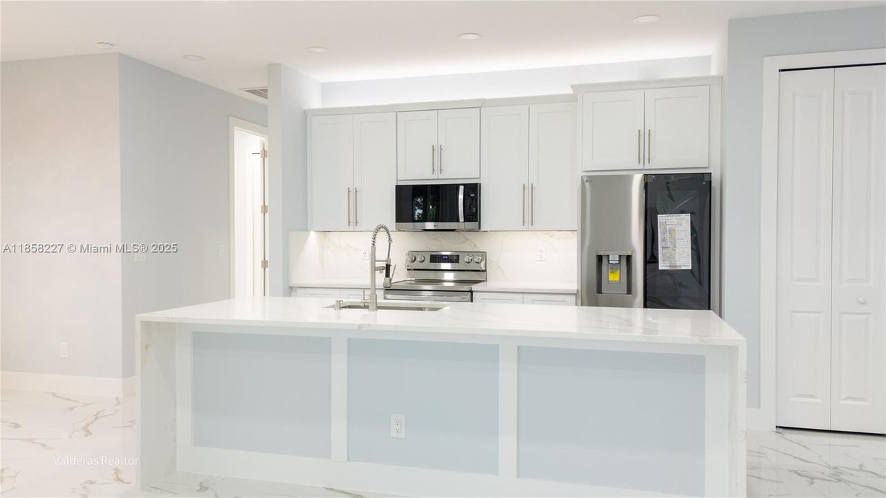 На продажу: $375,000 (3 спален, 2 ванн, 1600 Квадратных фут)