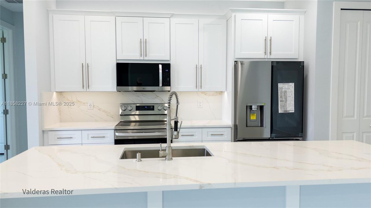 На продажу: $375,000 (3 спален, 2 ванн, 1600 Квадратных фут)