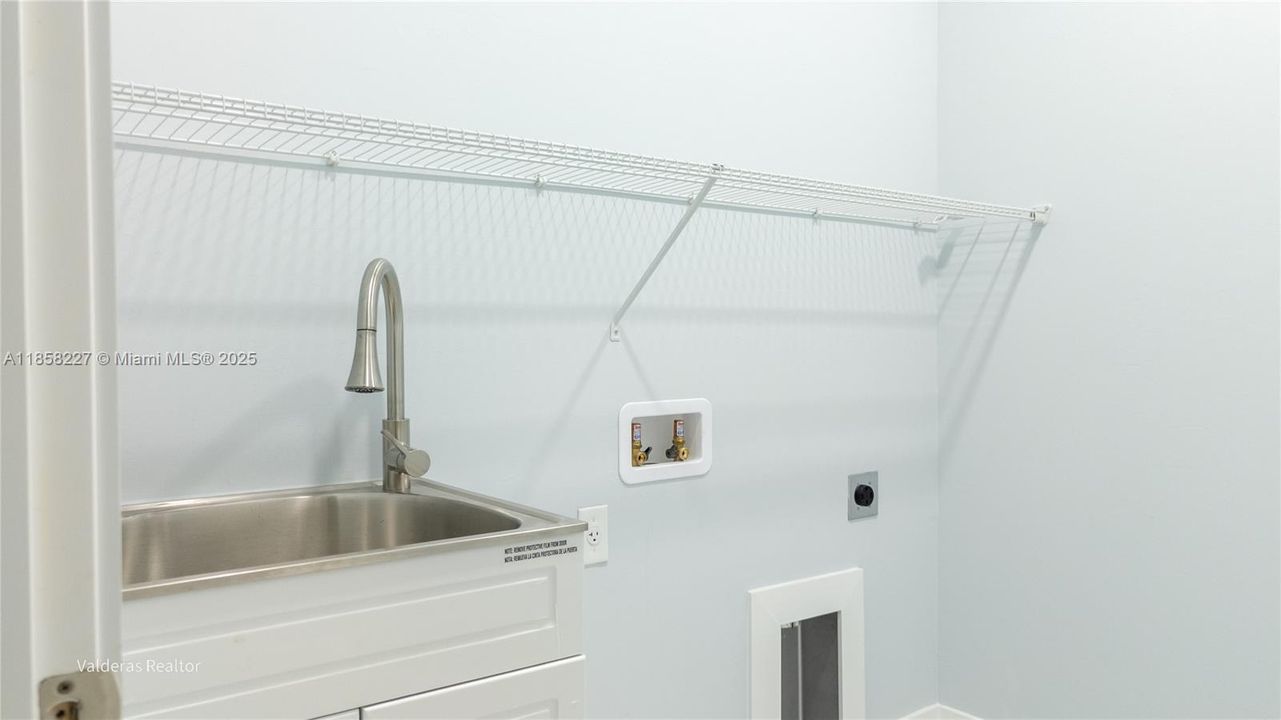 На продажу: $375,000 (3 спален, 2 ванн, 1600 Квадратных фут)