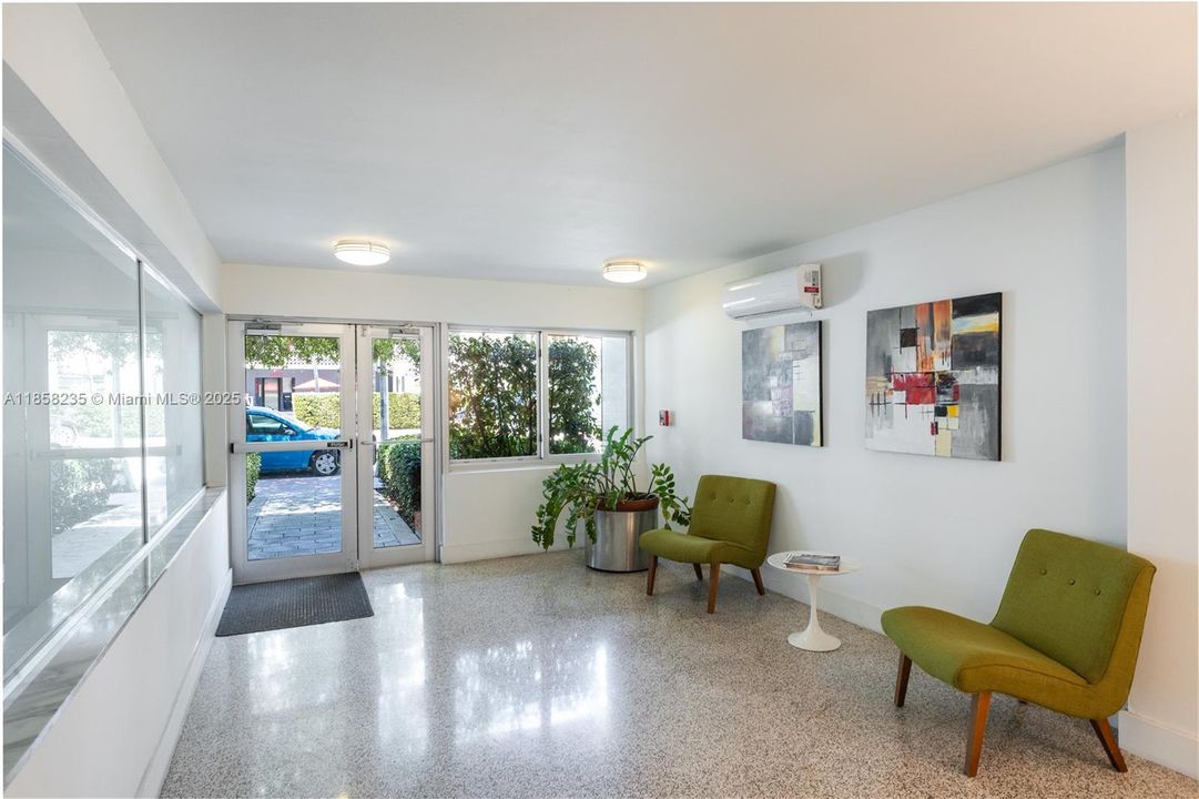 Recently Sold: $350,000 (1 beds, 1 baths, 841 Square Feet)