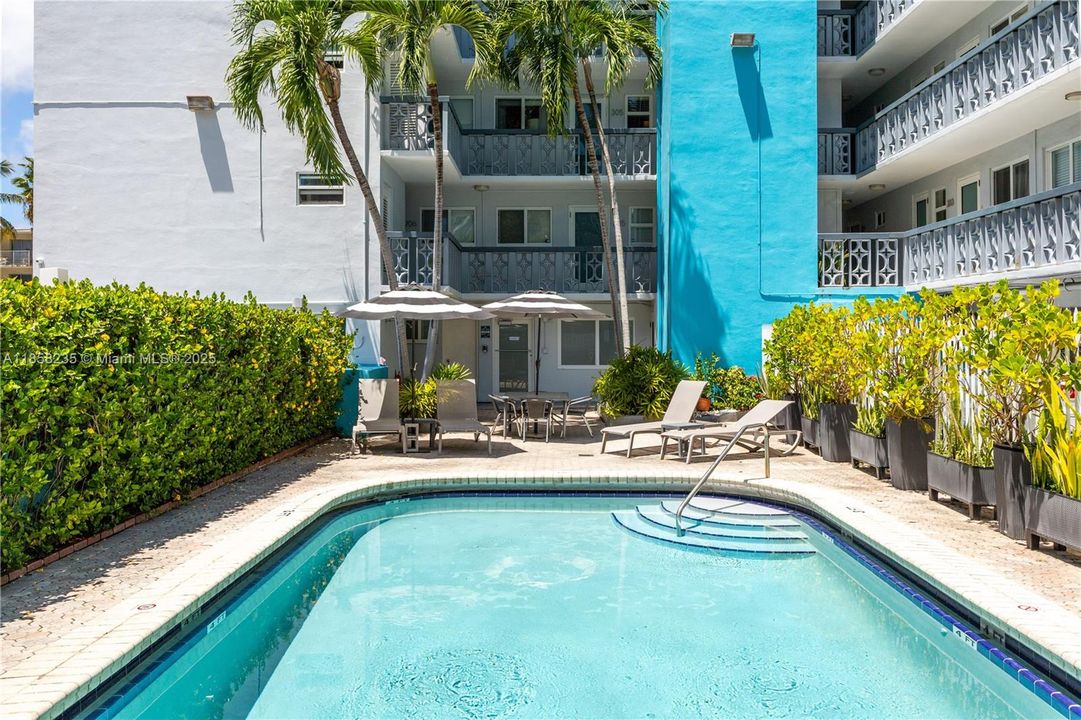 Recently Sold: $350,000 (1 beds, 1 baths, 841 Square Feet)