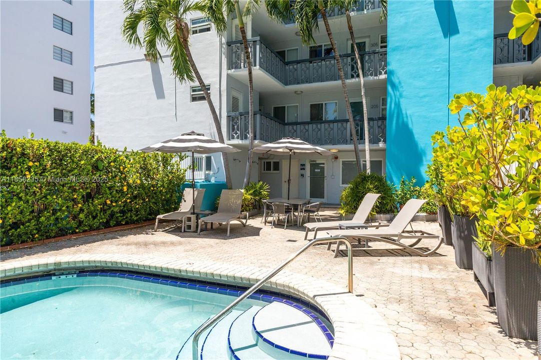 Recently Sold: $350,000 (1 beds, 1 baths, 841 Square Feet)