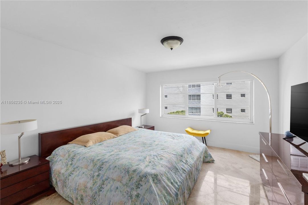 Recently Sold: $350,000 (1 beds, 1 baths, 841 Square Feet)