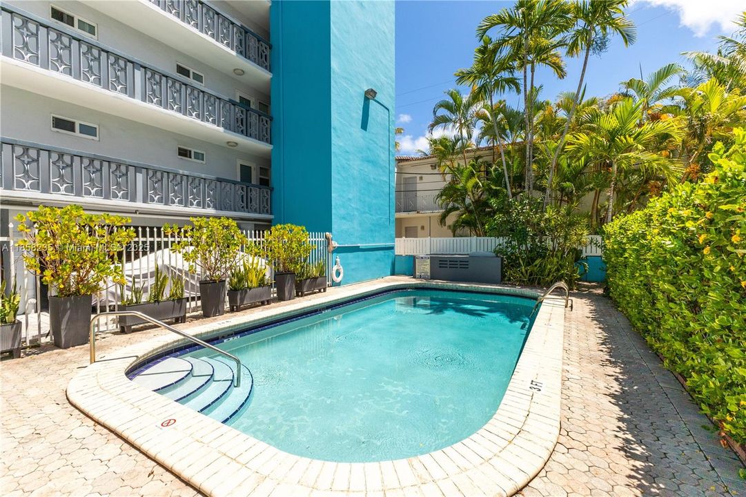 Recently Sold: $350,000 (1 beds, 1 baths, 841 Square Feet)