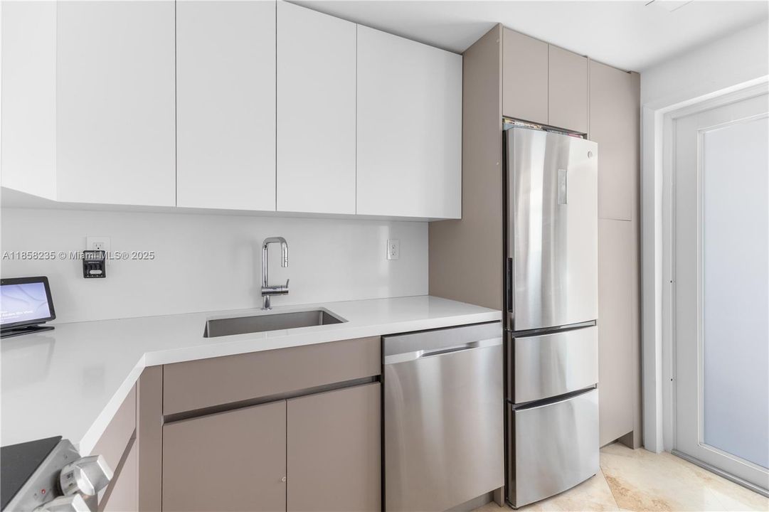 Recently Sold: $350,000 (1 beds, 1 baths, 841 Square Feet)