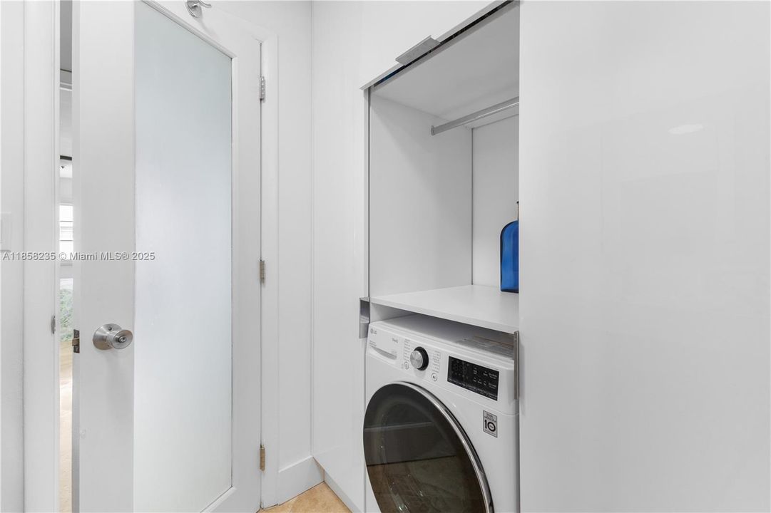 Recently Sold: $350,000 (1 beds, 1 baths, 841 Square Feet)