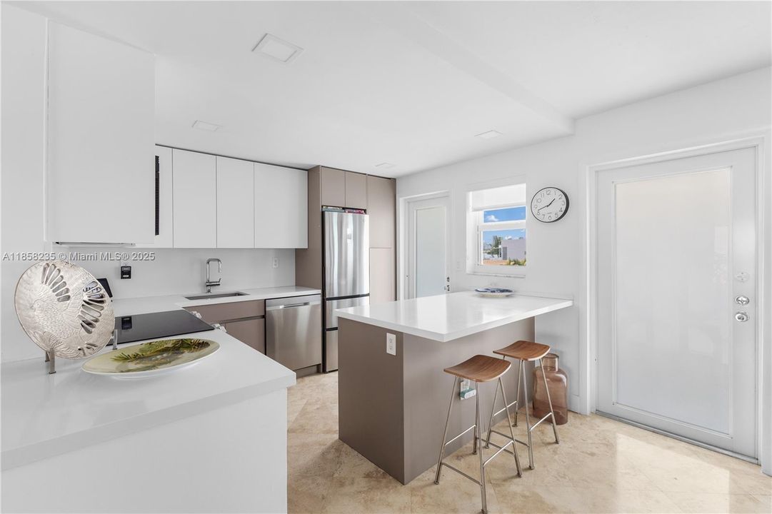 Recently Sold: $350,000 (1 beds, 1 baths, 841 Square Feet)