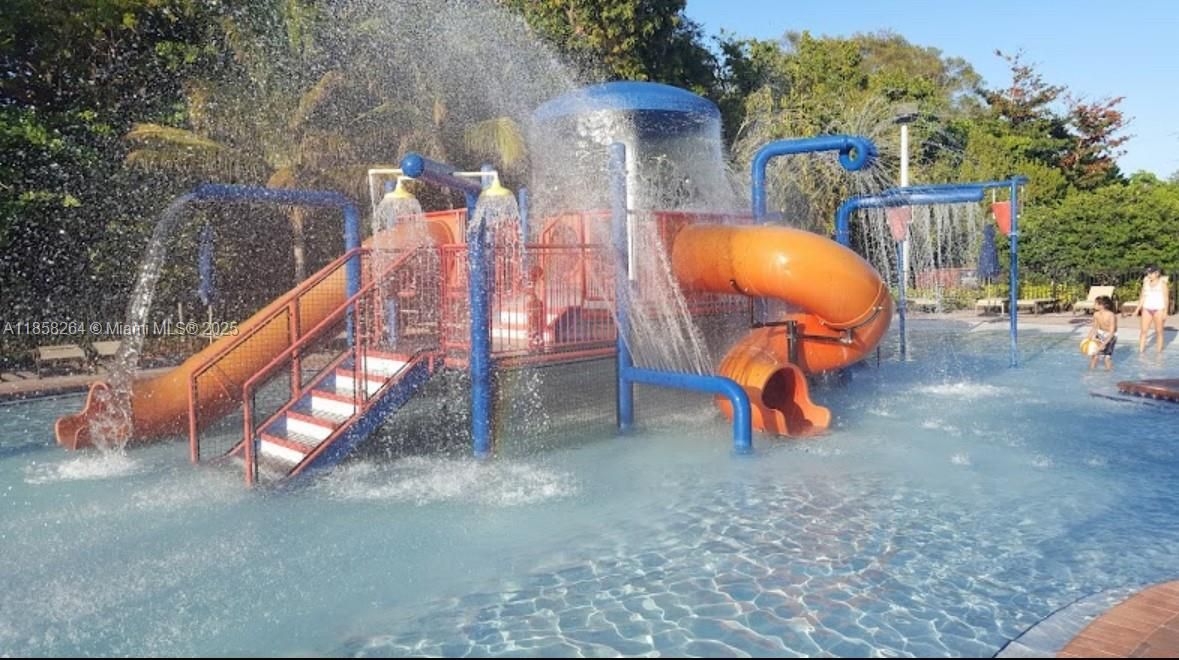 На продажу: $440,000 (4 спален, 3 ванн, 1736 Квадратных фут)