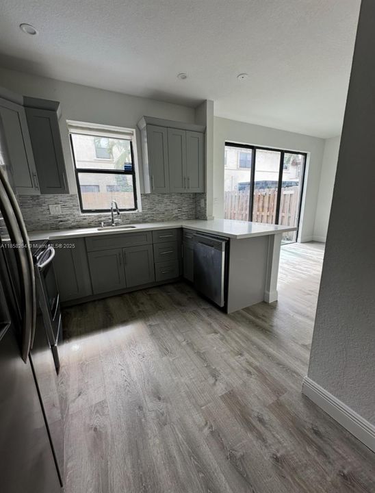 На продажу: $440,000 (4 спален, 3 ванн, 1736 Квадратных фут)