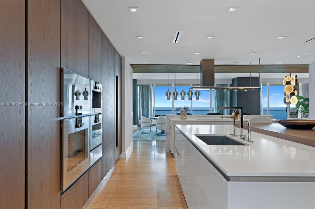 待售: $17,999,000 (6 贝兹, 6 浴室, 6049 平方英尺)