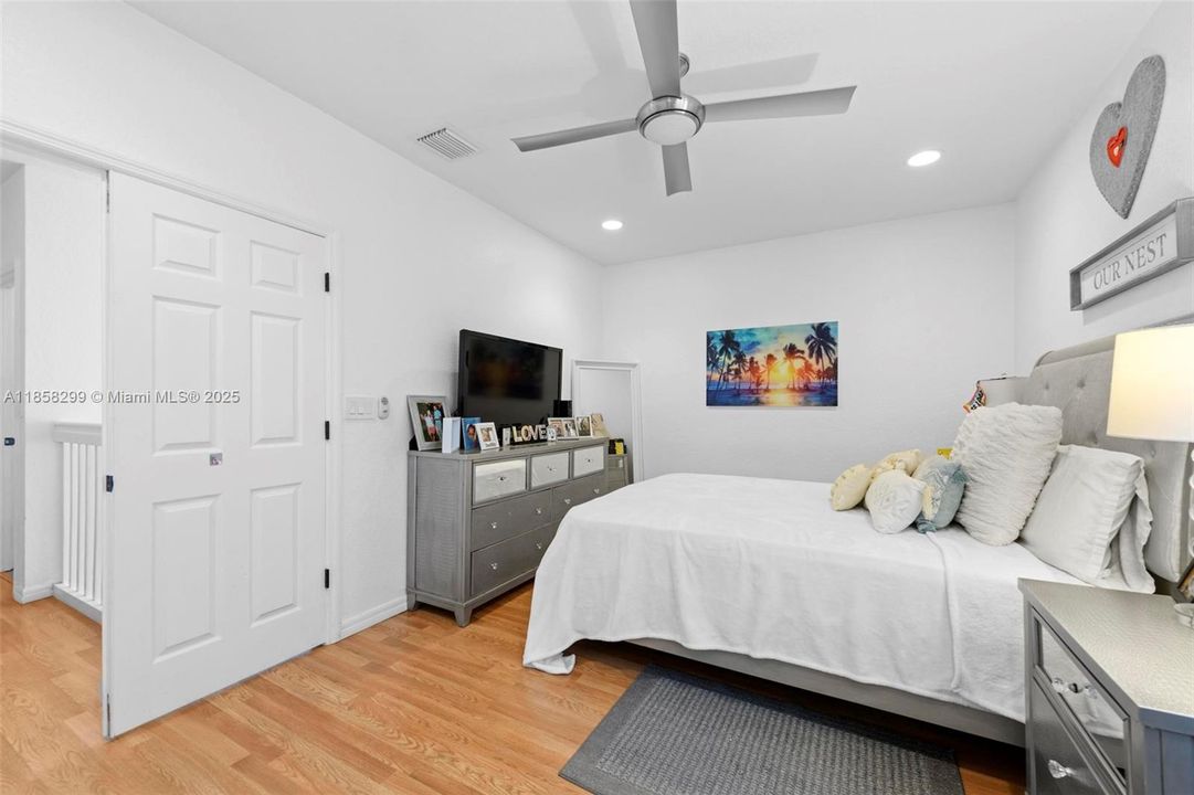 Недавно продано: $435,000 (3 спален, 2 ванн, 1693 Квадратных фут)