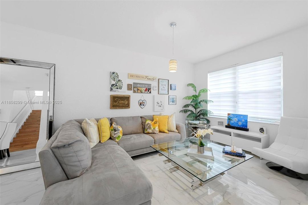 Недавно продано: $435,000 (3 спален, 2 ванн, 1693 Квадратных фут)