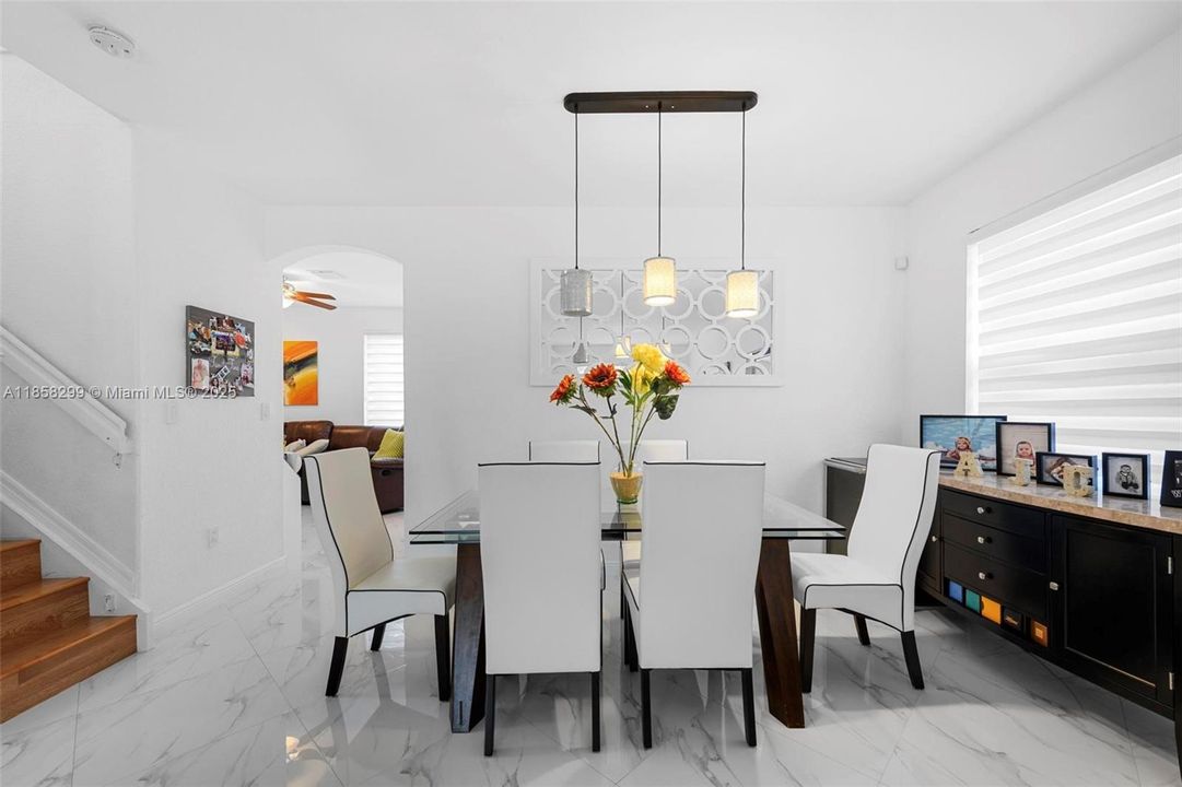 Недавно продано: $435,000 (3 спален, 2 ванн, 1693 Квадратных фут)