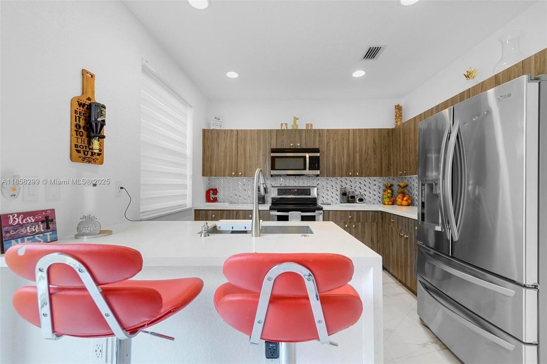 Недавно продано: $435,000 (3 спален, 2 ванн, 1693 Квадратных фут)