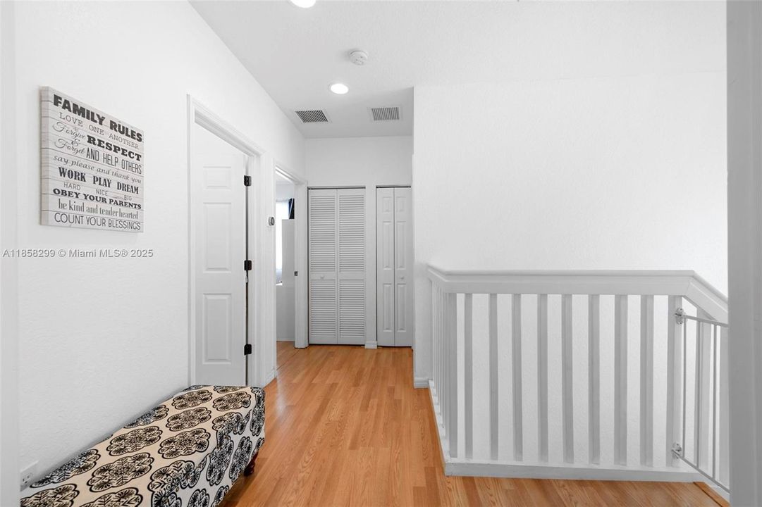 Недавно продано: $435,000 (3 спален, 2 ванн, 1693 Квадратных фут)