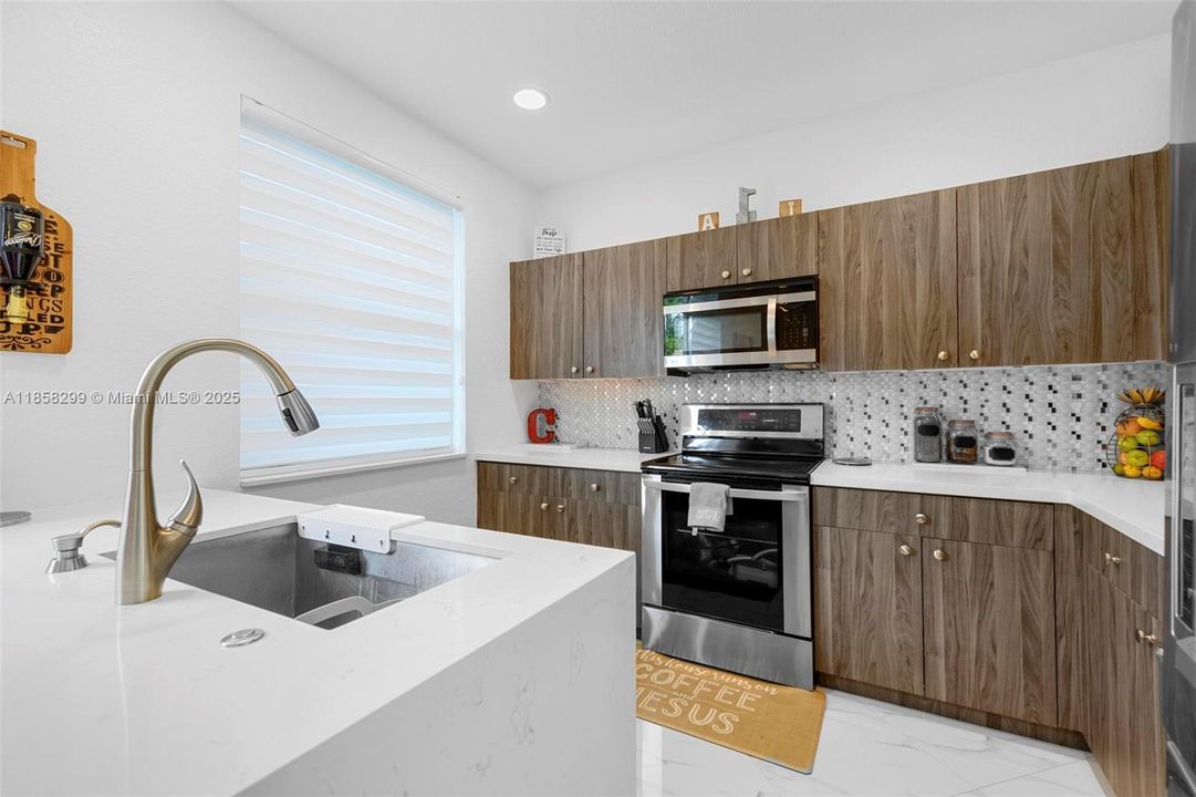 Недавно продано: $435,000 (3 спален, 2 ванн, 1693 Квадратных фут)