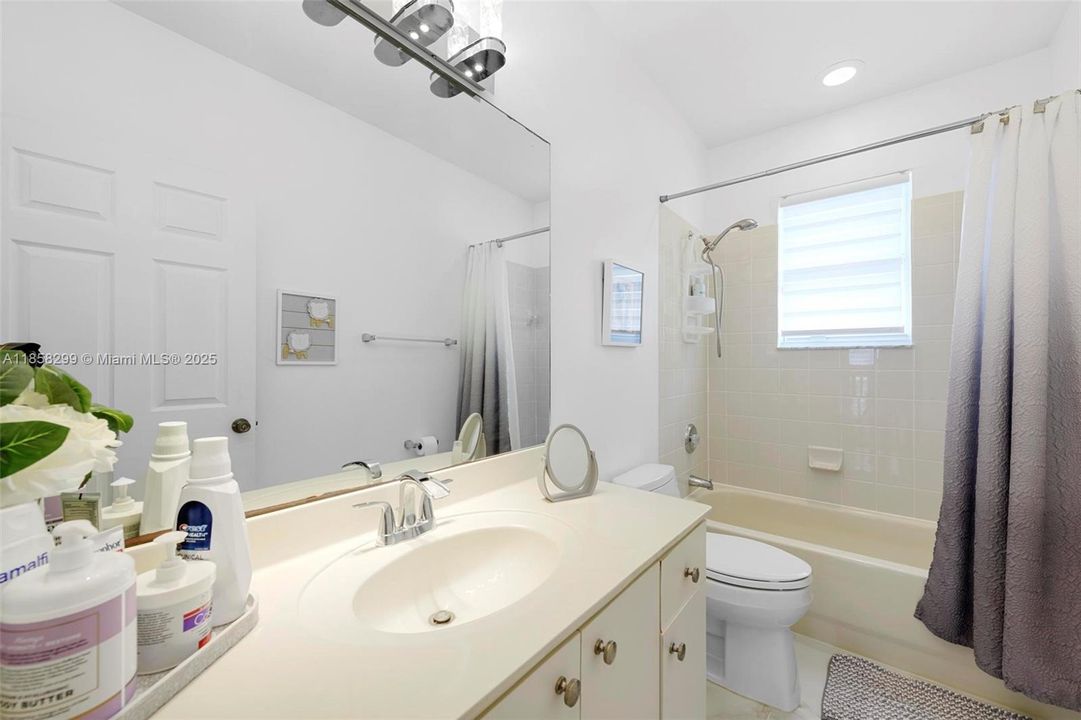 Недавно продано: $435,000 (3 спален, 2 ванн, 1693 Квадратных фут)