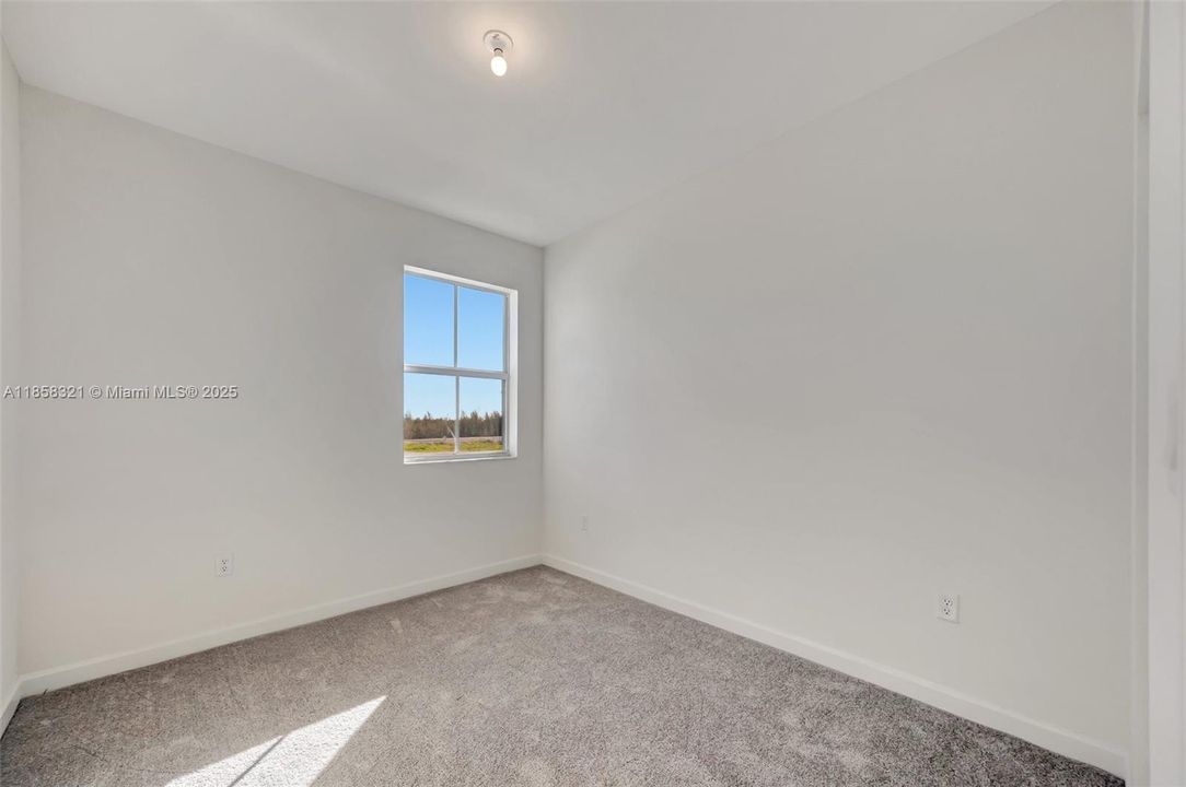 合同活跃: $3,500 (3 贝兹, 2 浴室, 1827 平方英尺)