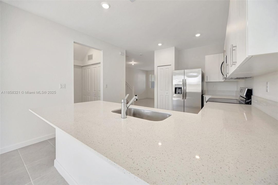 合同活跃: $3,500 (3 贝兹, 2 浴室, 1827 平方英尺)