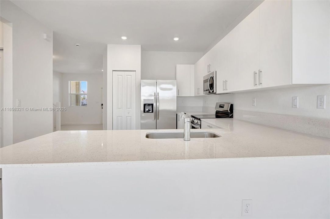 合同活跃: $3,500 (3 贝兹, 2 浴室, 1827 平方英尺)