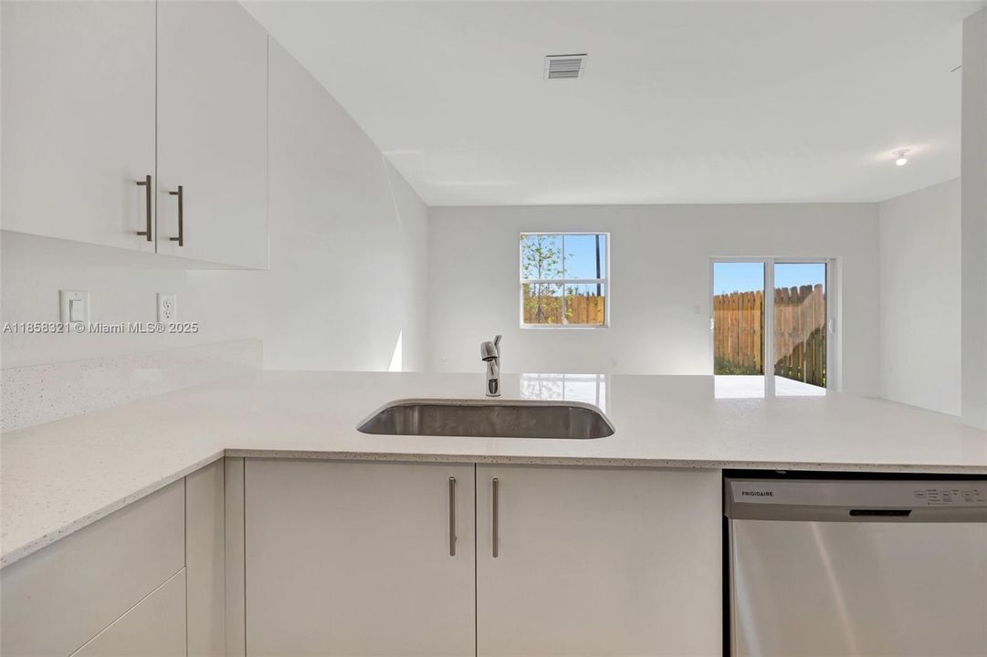 合同活跃: $3,500 (3 贝兹, 2 浴室, 1827 平方英尺)