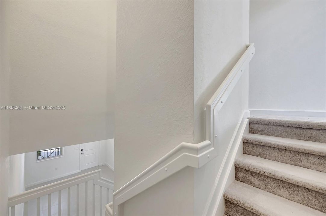 合同活跃: $3,500 (3 贝兹, 2 浴室, 1827 平方英尺)