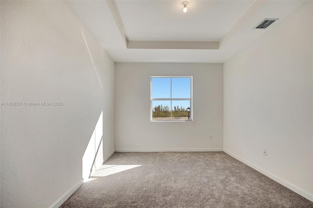 合同活跃: $3,500 (3 贝兹, 2 浴室, 1827 平方英尺)