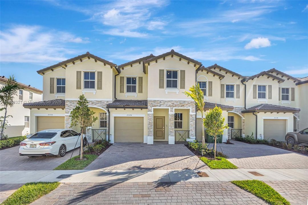 合同活跃: $3,500 (3 贝兹, 2 浴室, 1827 平方英尺)