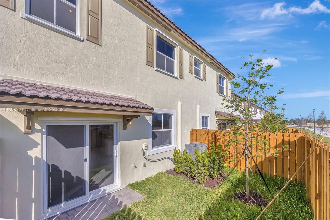 合同活跃: $3,500 (3 贝兹, 2 浴室, 1827 平方英尺)